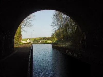 Quel est ce canal qui relie les vallées de l'Aisne et de la Meuse en 80 km, empruntant le lit de la Bar sur un tiers environ ,