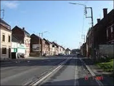 Pour débuter cette promenade, je vous emmène dans les Hauts-de-France, à Auberchicourt. Commune de l'arrondissement de Douai, elle se situe dans le département ...