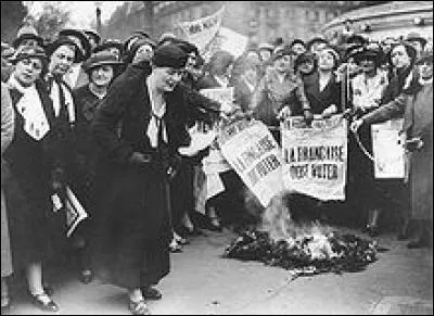 Qui a créé le mouvement "La Femme nouvelle" ?