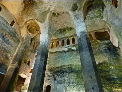 Qu'a de particulier l'église Saint-Jean d'Aubeterre-sur-Dronne en Poitou-Charentes ?