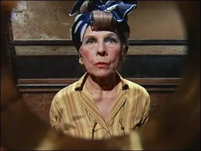 En photo, la terrible Minnie Castevet, voisine de Rosemary (Rosemary's baby), qui porte élégamment un petit rouleau sur la tête nommé bigoudi. Quand est né le bigoudi ?