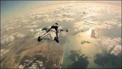 Que faut-il faire dans le vide avec le vol en wingsuit ?