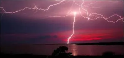 Cette nuit, il pleuvait, il y avait de l'orage, j'ai vu des éclairs.