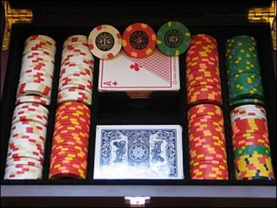 Ces petits cercles sont des jetons de jeux dans les casinos. Savez-vous quelle est la valeur la plus élevée d'un jeton de casino ( ici en dollars mais le même montant existe en Euros, Livres etc... ) ?