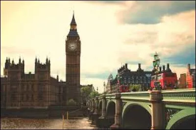 En quelle année les Anglais avaient-ils commencé à construire une structure dans le but de dépasser la tour Eiffel en hauteur ?