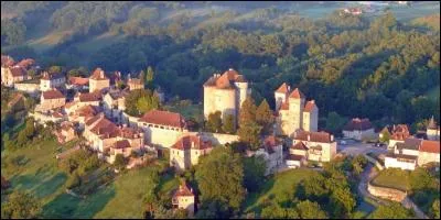 Quel est ce village de pierres blondes, aux trois châteaux et trois églises ?