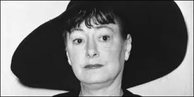 Qu'est-il dit sur le monument rendant hommage à Dorothy Parker ?