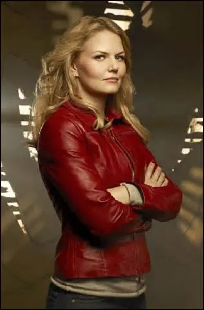 Lors de la saison 1, avec qui Emma emménage-t-elle ? Et qui représente-t-elle par la suite à Storybrooke ?