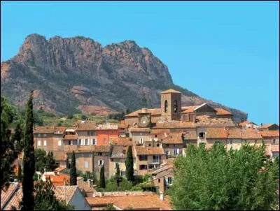 La plus grande commune du Var qui se compose de trois quartiers : la Bouverie, les Issambres et le village, a été érigée à l'époque médiévale. Dominée par son rocher de plus de 300 mètres de haut, c'est...