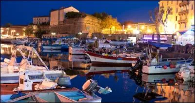 Quelle est cette cité impériale située au bord de la Méditerranée dont les principales spécificités culinaires sont le prisuttu, la panzeta et la coppa ?