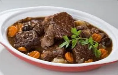 De quelle région française est la spécialité de viande de taureau cuisinée au vin rouge et nommée "La gardianne" ?