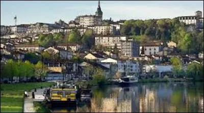 Préfecture du département de la Charente, c'est la ville de /d'...