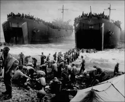 La bataille de Normandie permet aux _________ d'ouvrir un nouveau front face aux troupes ________.