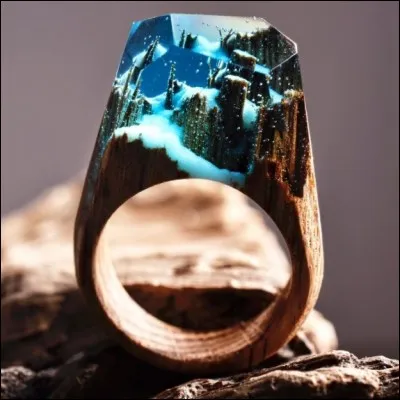 Cette très jolie bague, une parmi une collection du même type plus vaste, est une création canadienne. Elle contient presque "tout un monde". Un film à succès présentait un bijou contenant réellement un "monde" voire un "univers", lequel ?