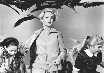 C'est l'un des plus célèbres films d'Alfred Hitchcock, sorti en 1963, avec Tippi Hedren dans le rôle principal. Quel est son titre ?