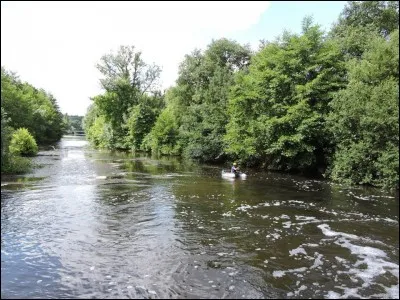 Affluent de la Loire, le Thouet est une rivière d'environ 150 km de long. Où se jette-t-il dans le fleuve ?