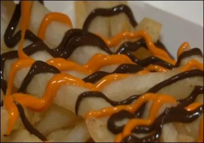 Bientôt Halloween, alors commençons avec ces frites, servies au Japon avec une sauce au potiron (couleur orange) et une sauce... ?