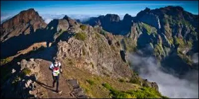 Comment s'appelle la course à pieds réunionnaise longue d'environ 170 kilomètres ?